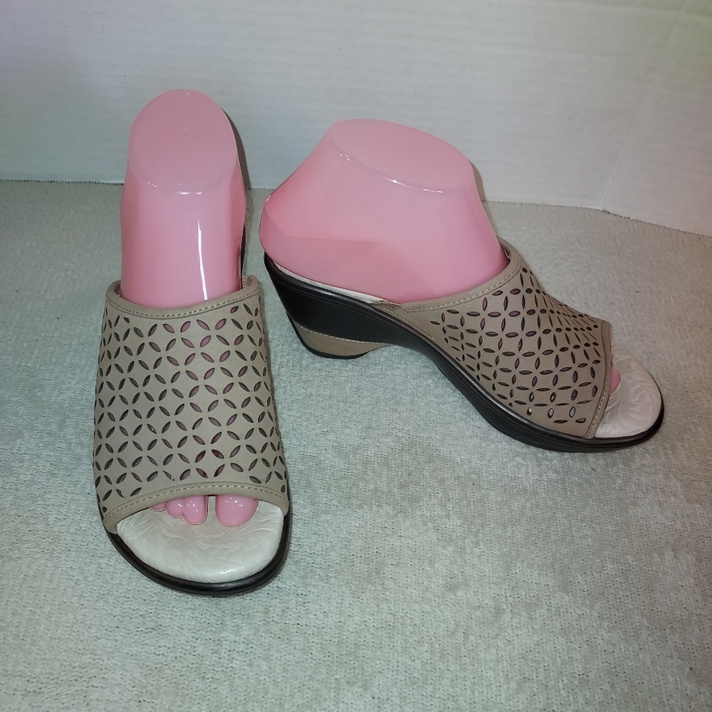 Jambu Ronnie Tan Suede Wedge size 7